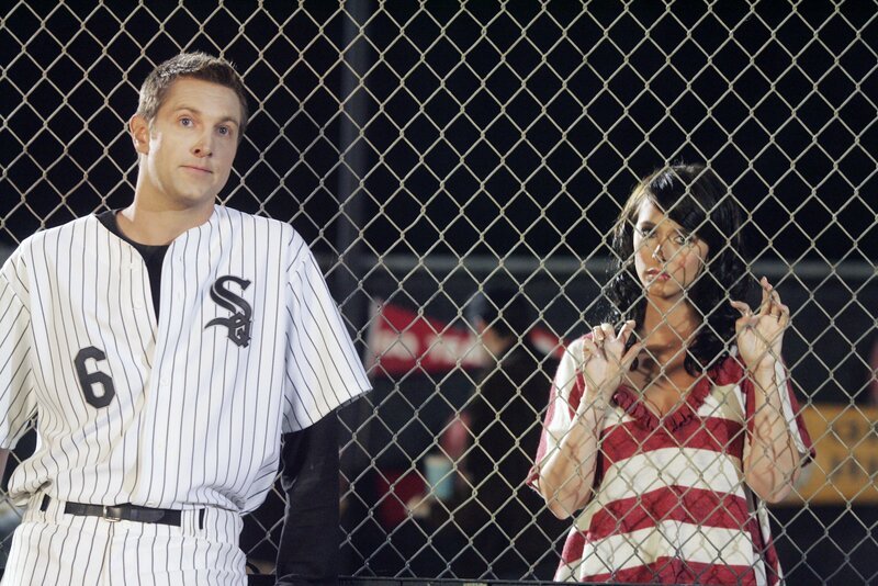 Der Geist von Ex-Profi Matt Vonner (Christopher Wiehl, l.) will unbedingt noch einmal an einem Spiel teilnehmen. Melinda (Jennifer Love Hewitt, r.) hält das für keine gute Idee … – Bild: ABC Studios