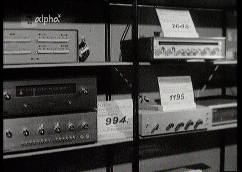 Weihnachten 1965 – der Wohlstand wird sichtbar: als Geschenk steht schon mal eine Stereoanlage unterm Baum, Preis 2648 Mark. – Bild: BR