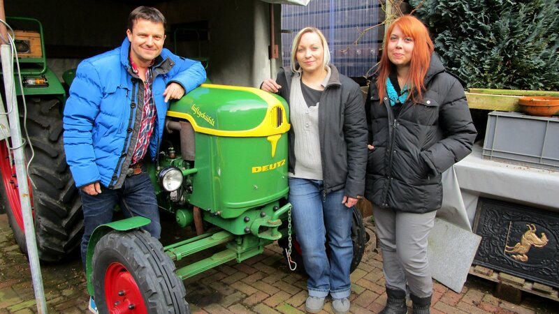 Der Tod von Ehemann und Vater Bernd hinterlässt bei Anke, Jenny (mi.) und Lena (re.) nicht nur ein großes Loch in ihren Herzen, sondern auch Massen an Trödel. Wie verkauft man Traktoren und Werkzeuge, wenn es viele dringlichere Probleme zu lösen gilt? Ein klarer Fall für RTL II-Trödelprofi Marco Heuberg. – Bild: RTL II
