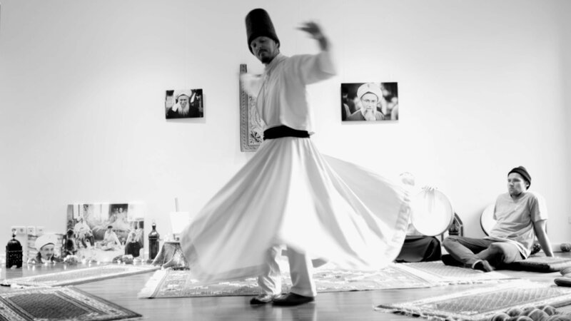 Derwisch Andreas Bukowski dreht sich so lange um die eigene Achse bis sein Ego leise wird und er die Stimme des Göttlichen hört. Ist das eine Art positiver Eskapismus? – Bild: BR/​rbb/​weltrecorder