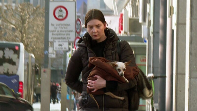 Sandy aus Bochum hat keine Angehörigen mehr, die ihr helfen können. Seit dem Tod ihrer Mutter vor zwei Jahren, versucht die 25-Jährige, Trauer und Einsamkeit mit Crack zu betäuben. Als einziges „Familienmitglied“ bleibt der gelernten Altenpflegerin noch ihre Hündin Mia. – Bild: RTLZWEI