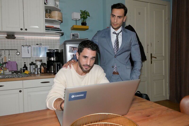 Nihat (Timur Ülker, r.) wundert sich, dass Tobias (Jan Kittmann) eine weihnachtliche Überraschung plant. – Bild: RTL /​ Rolf Baumgartner /​ Verletzte Gefühle