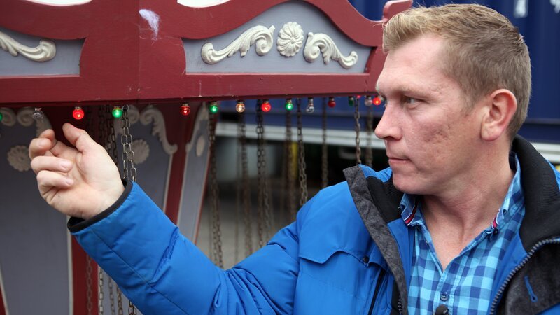 Experte Otto Schulte prüft ein Original Steiff-Karussell auf Herz und Nieren – Bild: RTL II