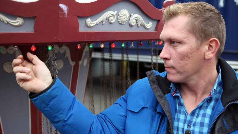 Experte Otto Schulte prüft ein Original Steiff-Karussell auf Herz und Nieren – Bild: RTL II