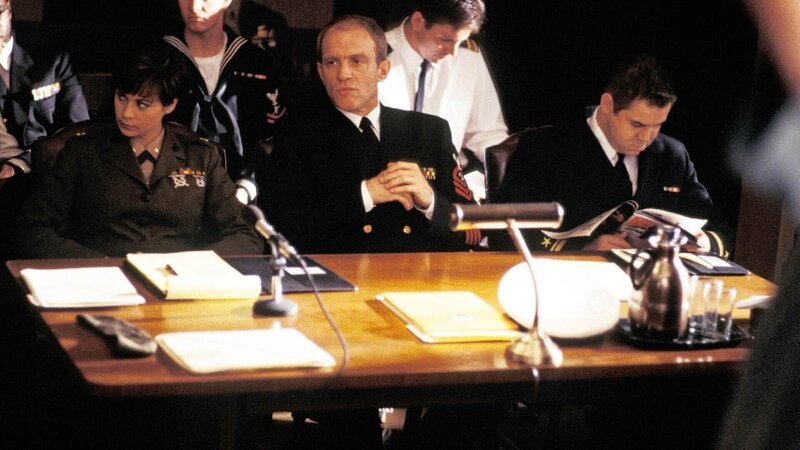 V.l.: Sarah MacKenzie (Catherine Bell), Chief Petty Officer Fred Holst (Terry Lester), Bud Roberts, Jr. (Patrick Labyorteaux) – Bild: RTL /​ 2018 CBS Studios Inc.