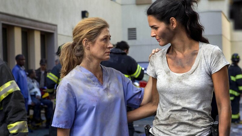 Det. Jane Rizzoli (Angie Harmon, r.) und Dr. Maura Isles (Sasha Alexander) sind am Unglücksort, einem Theater. Das Gebäude stürzte ein, nachdem zuvor bereits ein Mord hier stattfand. Doch was steckt dahinter? – Bild: TVNOW /​ Warner Bros