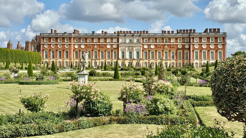 Die Südfront des Palastes von Hampton Court mit dem Privatgarten des Königs, dem Privy Garden. – Bild: ZDF und ORF/​Gernot Stadler Film