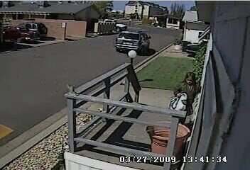 Überwachungskamera-Aufnahme. – Bild: RTL /​ Arrow International Media