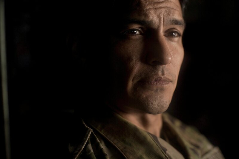 LA BREA -- „The New Arrival“ Episode 104 -- Pictured: (l-r) Rohan Mirchandaney as Scott Israni, Josh McKenzie as Lucas Hayes -- (Photo by: Sarah Enticknap/​NBC) – Bild: NBC /​ Universal Television LLC. All Rights Reserved.