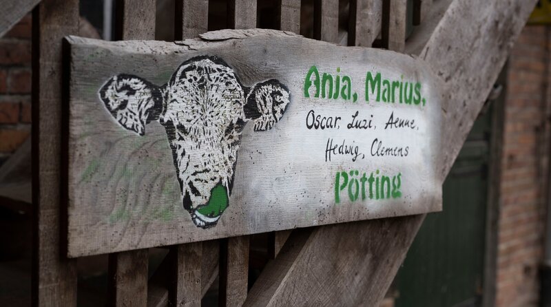 Willkommen zu Hause bei Anja Pötting auf dem Vauß-Hof in Salzkotten-Scharmede. – Bild: NDR/​Megaherz/​M.Grande