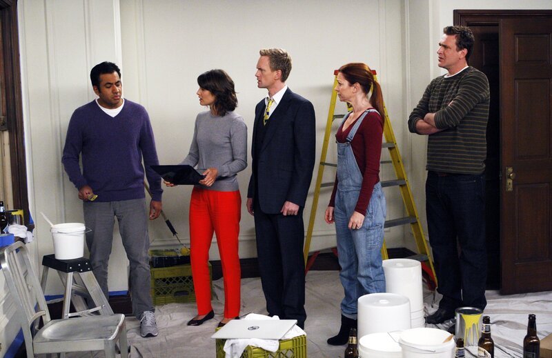 Wollen gemeinsam das Babyzimmer streichen: (v.l.n.r.) Kevin (Kal Penn), Robin (Cobie Smulders), Barney (Neil Patrick Harris), Lily (Alyson Hannigan) und Marshall (Jason Segel) … – Bild: 20th Century Fox International Television Lizenzbild frei
