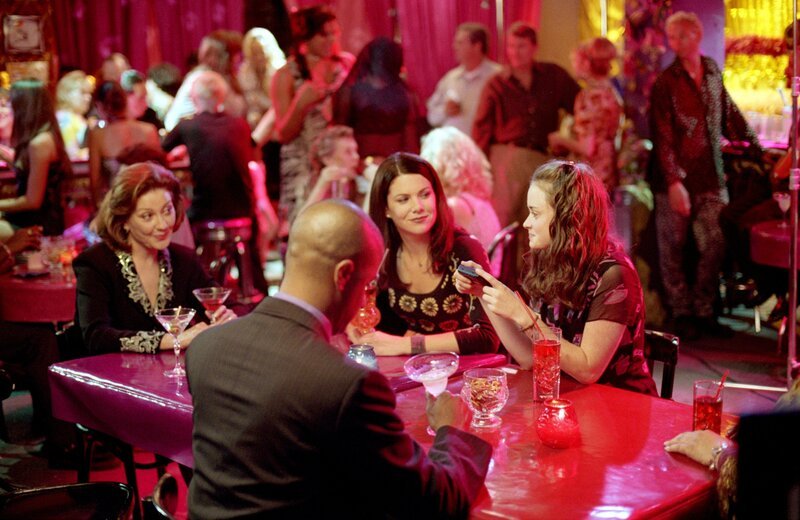 Emily (Kelly Bishop, l.) in Erinnerungen an ihren Junggesellenabschied schwelgt, Lorelai (Lauren Graham, M.) plötzlich Zweifel und plant plötzlich einen Kurztrip mit Rory (Alexis Bledel, r.) … – Bild: Warner Bros. Entertainment, Inc.