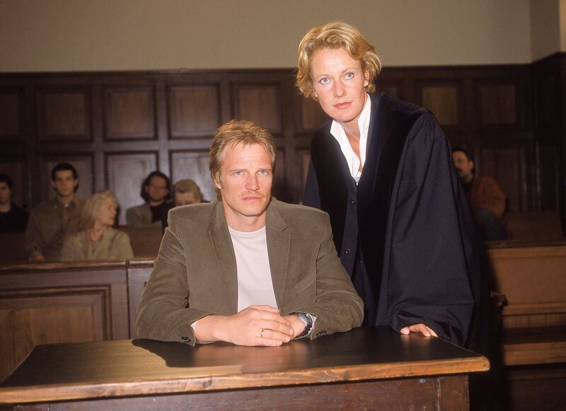 Bernd Böhme (Thorsten Nindel) beteuert, dass er nicht auf Adamczyk geschossen hat. Aber Staatsanwältin Glaser (Britta Schmeling) glaubt ihm nicht. Sie bringt ihn und seine Frau vor die Haftrichterin und versucht einen Haftbefehl zu erwirken. – Bild: MG RTL D