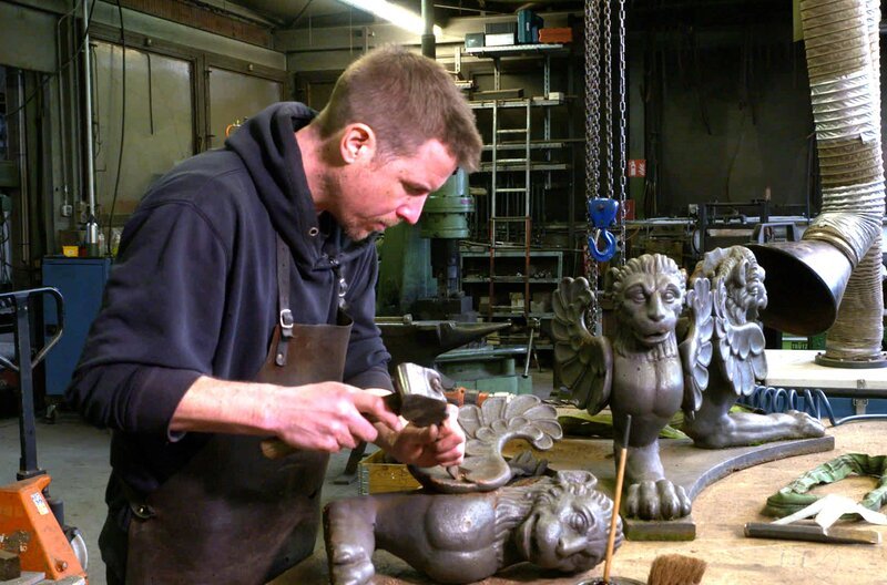 Die historischen Laternen vor der Fassade von Schloss Rosenstein in Stuttgart müssen fachgerecht restauriert und konserviert werden. – Bild: SWR