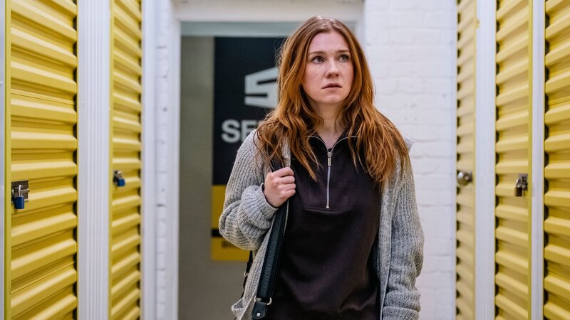 Julia Breska (Franziska Brandmeier) wird zufällig Zeugin eines Telefongesprächs, in dem zwei Männer einen Mord planen. Kann sie das Verbrechen noch verhindern? – Bild: ZDF und Martin Rottenkolber