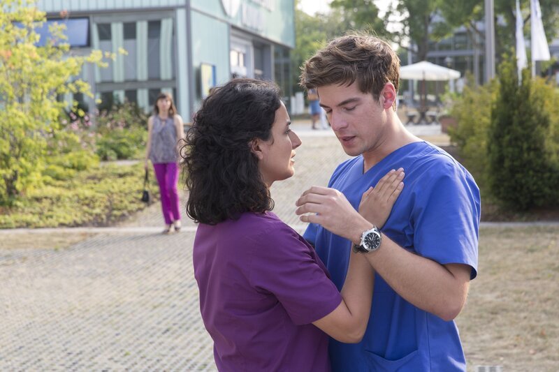 Dr. Leyla Sherbaz (Sanam Afrashteh, l.); Ben Ahlbeck (Philipp Danne, r.) – Bild: Tom Schulze