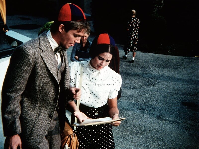 Auf dem Weg zum College begegnet John-Boy (Richard Thomas, l.) der jungen Polly (Devon Ericson, r.), die ebenfalls ihren ersten Tag dort vor sich hat. – Bild: WARNER BROS. INTERNATIONAL TELEVISION Lizenzbild frei