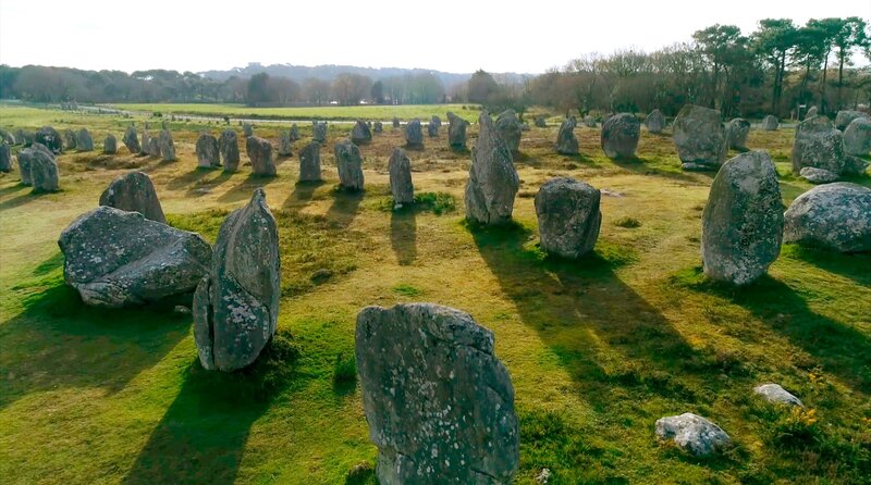 Die Menhire stehen seit Jahrtausenden in vier Reihen auf knapp vier Kilometern Länge in Carnac. – Bild: NDR/​miramedia/​Elke Bille