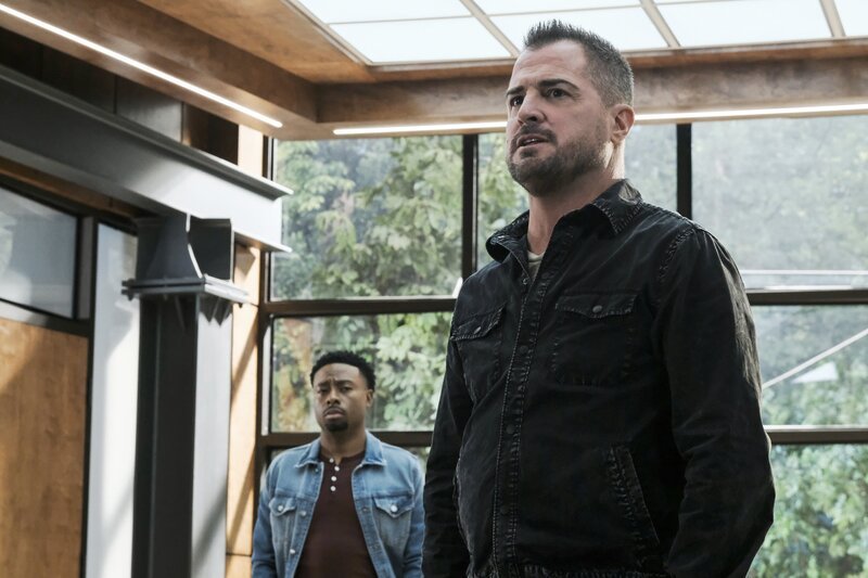 L – R: Justin Hires als Wilt Bozer, George Eads als Jack Dalton – Bild: PLURIMEDIA (CBS Broadcasting Inc.)