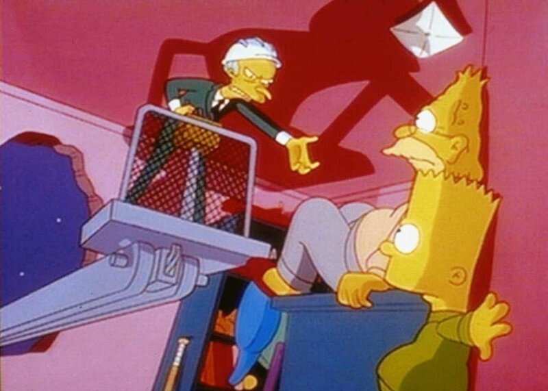 Burns (li.) zwingt Grandpa (Mi.), ihm seinen Schlüssel zur Schatztruhe zu geben. – Bild: ProSieben Media AG