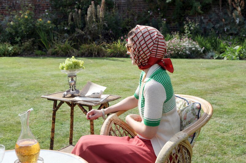 Wallis Simpson, für die Edward VIII. seinen Thron aufgegeben hat, denkt in ihrem Garten in Frankreich über die gemeinsame Zukunft nach. – Bild: ORF/​BBC/​Raw TV Ltd /​ Cable News Network, Inc.