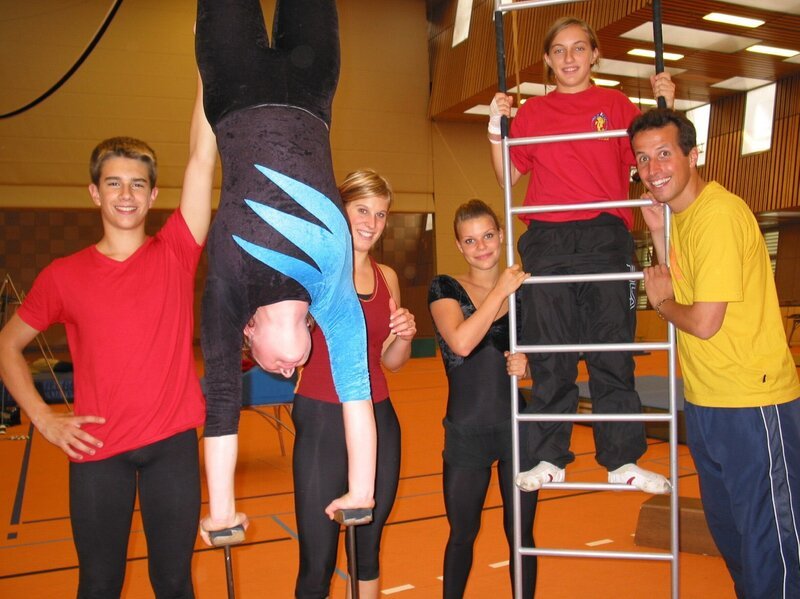 Willi trainiert mit Schülern in der Turnhalle der Artistenschule in Berlin. – Bild: BR/​megaherz