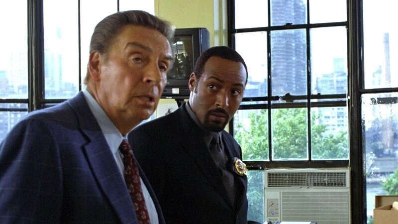 Eine Frau wurde von einem Autodieb erschossen. Die Ermittler Briscoe (Jerry Orbach, li.) und Green (Jesse L. Martin) können den Verbrecher schnell dingfest machen, allerdings stoßen sie im Kofferraum des gestohlenen Wagens auf einen brisanten Fund, der sie zu einem weiteren Mörder führt … – Bild: RTL