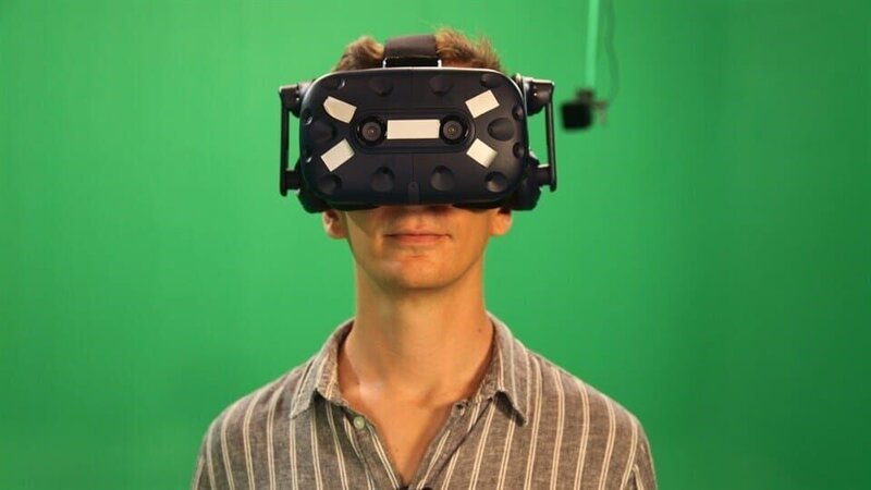 Eric in der virtuellen Realität. – Bild: ZDF/​Richard Bade/​KiKA Bildredaktion