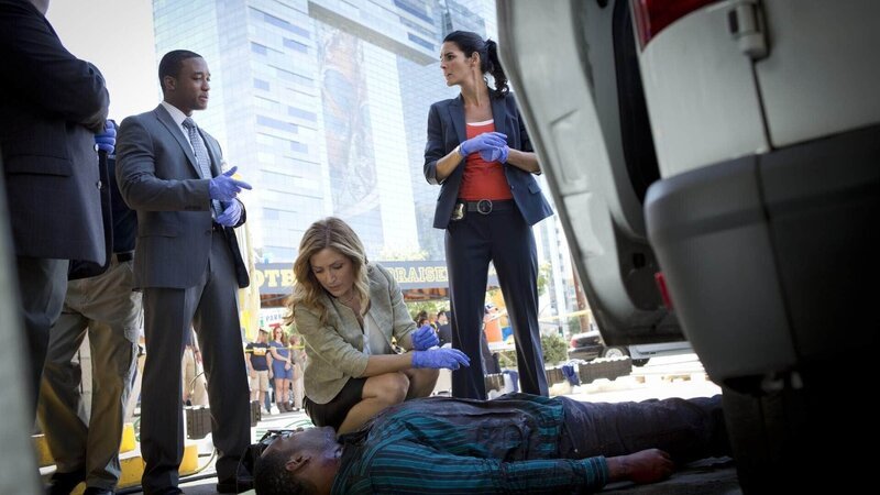 Der ehemalige Footballspieler Enzo Womack (Anthony Alabi, liegend) wird in einer Autowaschanlage tot aufgefunden. Det. Barry Frost (Lee Thompson Young, l.), Maura Isles (Sasha Alexander) und Jane Rizzoli (Angie Harmon, r.) eilen zum Tatort. – Bild: TVNOW /​ Warner Brothers Ent.