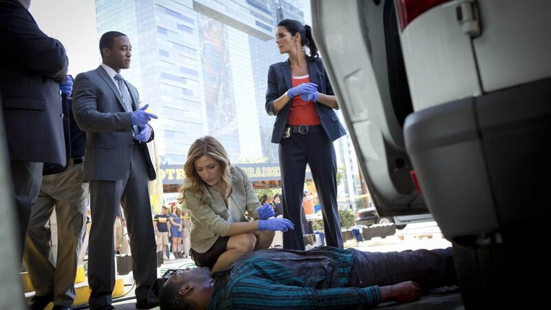 Der ehemalige Footballspieler Enzo Womack (Anthony Alabi, liegend) wird in einer Autowaschanlage tot aufgefunden. Det. Barry Frost (Lee Thompson Young, l.), Maura Isles (Sasha Alexander) und Jane Rizzoli (Angie Harmon, r.) eilen zum Tatort. – Bild: TVNOW /​ Warner Brothers Ent.