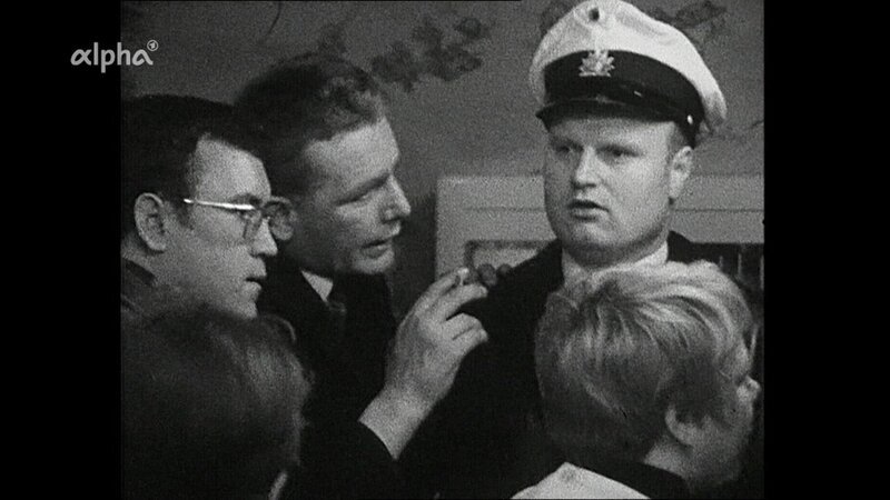 Heiligabend 1968 in einer Kneipe in St. Pauli – mit allen, die dort zu tun haben: Seeleute, einsame Rentner, Prosituierte, Zufallsgäste. Wie immer an Weihnachten gibt es auch hier Streit – ein Polizist versucht zu schlichten. – Bild: NDR