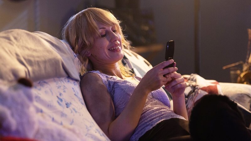 Lächelndes Mädchen, das eine SMS auf einem Telefon schreibt – Bild: cflxUklib /​ © Crime + Investigation /​ A+E Networks