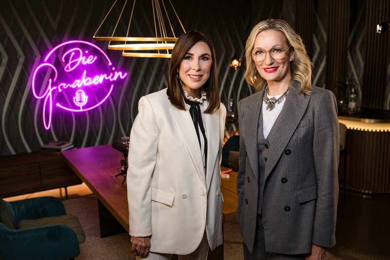 Monika Gruber (r.) und Judith Williams – Bild: ServusTV /​ Sebastian Marko