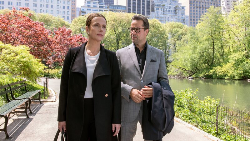 Anwalt Joachim Vernau (Jan Josef Liefers) lernte Rebecca (Claudia Michelsen) während eines Auslandsstudiums in Amerika kennen. Viele Jahre später taucht Rebeccas Tochter in Deutschland auf und sucht nach ihrem biologischen Vater. – Bild: ZDF und Stefan Falke