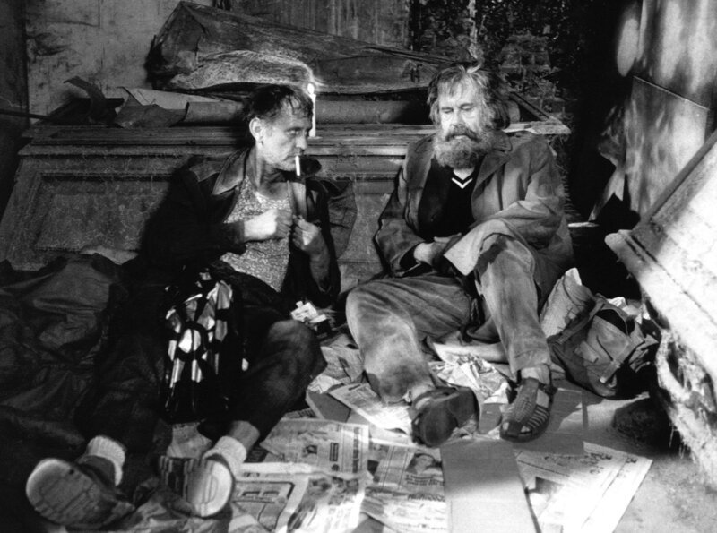 Erzählt wir die Geschichte aus dem Milieum der Stadtstreicher, der „Berber“, wie sie sich selbst nennen. Der Tod einer Frau bringt Unruhe in die Welt der Stadtstreicher, denn der Mord geschah im Tiergarten, im Zentrum von Berlin. Foto: Manfred Günther (l.) und Hans Helmut Dickow. – Bild: rbb Erzählt wir die Geschichte aus dem Milieum der Stadtstreicher, der „Berber“, wie sie sich selbst nennen. Der Tod einer Frau bringt Unruhe in die Welt der Stadtstreicher, denn der Mord geschah im Tiergarten, im Zentrum von Berlin. Foto: Manfred Günther (l.) und Hans Helmut Dickow. – Bild: rbb