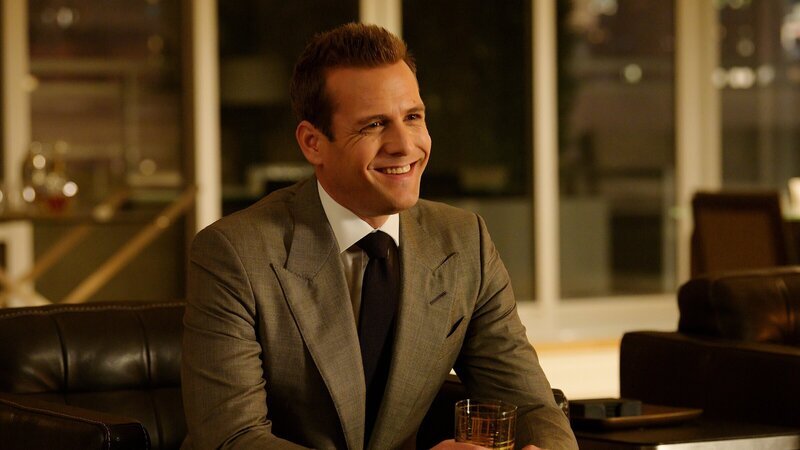 Harvey (Gabriel Macht) ist glücklich. Nach vielen Jahren der Spannung und Zurückhaltung sind Donna und er nun ein Liebespaar. Noch weiß er nicht, dass sein Zusammentreffen mit Donnas Vater komplizierter sein wird als erwartet. – Bild: ZDF und USA Network