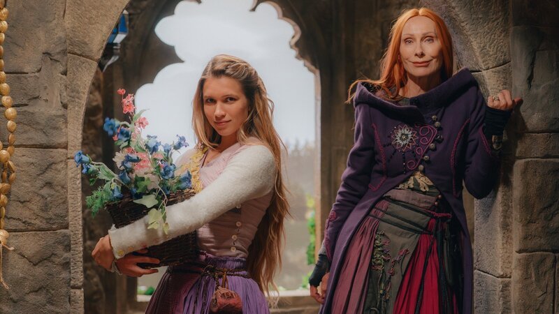 „Rapunzel und die Rückkehr der Falken“: Rapunzel (Anna-Lena Schwing, l.) und die Zauberin Eleonor (Andrea Sawatzki, r.) stehen im hochgelegenen Zimmer des einsamen Turmes, in den sie sich wegen der Verfolgung durch die Königin geflüchtet haben. – Bild: Dusan Martincek