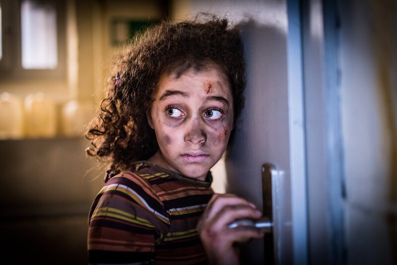 Nila (Emily-Minou Pauli) hat ein Geräusch gehört und Angst, dass ihr Entführer zurückkommt. – Bild: ZDF/​Boris Laewen