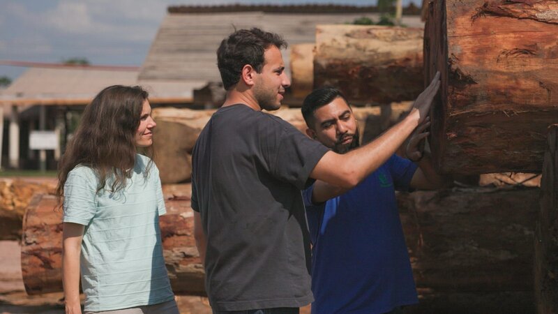 In Itacoatiara besuchen Sherif Rizkallah und Prof. Mira Pöhlker das Unternehmen „Precious Woods Amazon“, das seit 1996 nachhaltige Forstwirtschaft betreibt. Im Sägewerk sehen sie, wie Tropenholz verarbeitet wird. – Bild: ZDF und Ralf Gemmecke