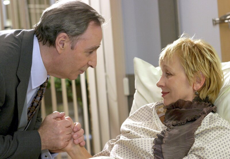 MDR Fernsehen IN ALLER FREUNDSCHAFT FOLGE 209, „Um jeden Preis“, am Dienstag (04.11.14) um 11:45 Uhr. Die Empfangschefin eines Leipziger Hotels, Hella Schneider (Jenny Gröllmann) befürchtet durch die missglückte Schönheits-OP sowohl ihren Job wie auch das Interesse ihres Chefs Hans Altmühl (Henry van Lyck) verloren zu haben. Ihm wird allerdings bei seinen Besuchen in der Klinik zum ersten Mal bewusst, dass er sie nicht nur als Kollegin sehr schätzt. – Bild: MDR/​Krajewski