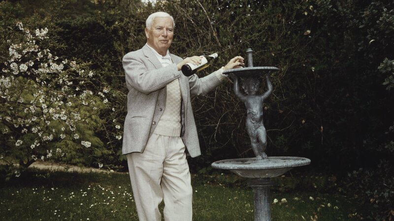 Charles Chaplin 1961 im Garten seiner Villa – Bild: SRF/​ETH Bibliothek Zürich Bildarchiv/​Comet Phote AG Zurich
