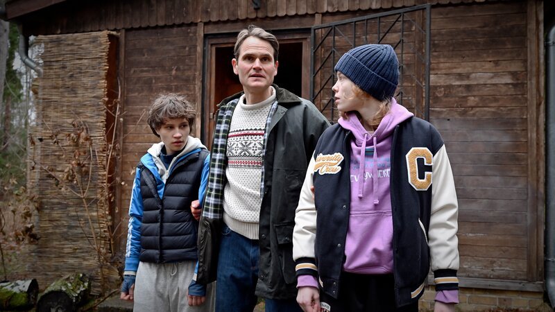Rico Heilmann (Fabian Hinrichs, M.) hat Stella (Luna Jordan, l.) und Emmi (Bella Bading, r.) entführt. Was hat er mit ihnen vor? – Bild: Christiane Pausch /​ ZDF