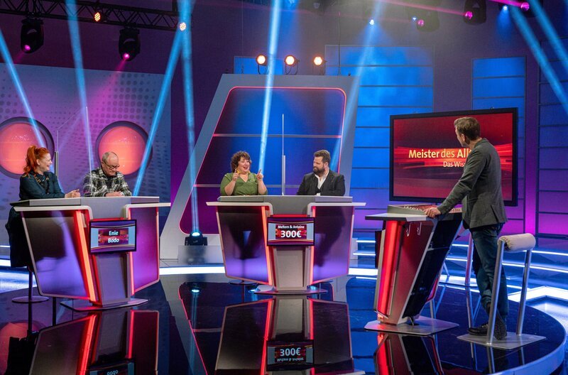 Stellen sich den Fragen ihres Gastgebers Florian Weber (rechts) beim SWR Wissensquiz „Meister des Alltags“: Moderatorin Enie van de Meiklokjes, Telefonschreck Bodo Bach, Comedienn Meltem Kaptan und Schauspieler Antoine Monot Jr. „Meister des Alltags“ spendet den Gewinn einem wohltätigen Zweck. – Bild: SWR/​Christian Koch