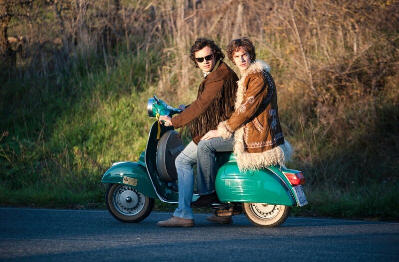 On the left: Amos (Toby Sebastian) – Bild: WDR/​Sabrina Cirillo