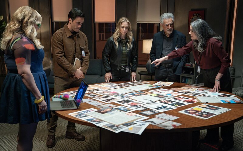 (v.l.n.r.) Penelope Garcia (Kirsten Vangsness); Tyler Green (Ryan-James Hatanaka); Jennifer Jareau (A.J. Cook); David Rossi (Joe Mantegna); Emily Prentiss (Paget Brewster) – Bild: ABC Signature and CBS Studios Inc. /​ Michael Yarish