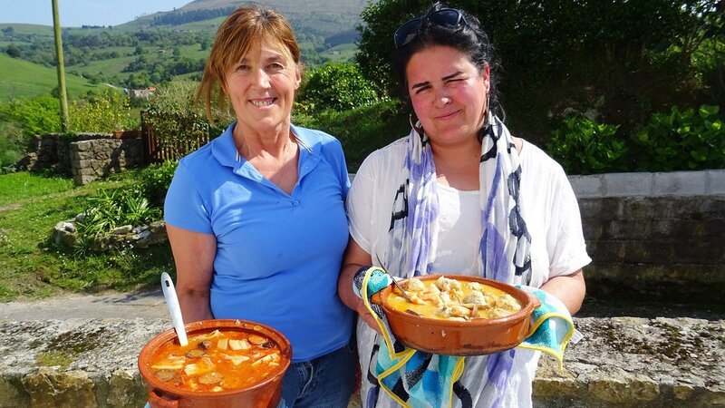 Zu Tisch in … Kantabrien Staffel 1 Folge 24 Guillermina und Maria haben Fleischbällchen in Meeressauce gekocht – Bild: SRF/​ZDF/​ARTE