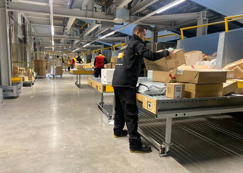 2:30 Minuten pro Paketauslieferung hat ein Paketbote Zeit. Bis zu 190 pro Sendungen pro Schicht kommen auf die Boten vor Weihnachten zu. – Bild: NDR