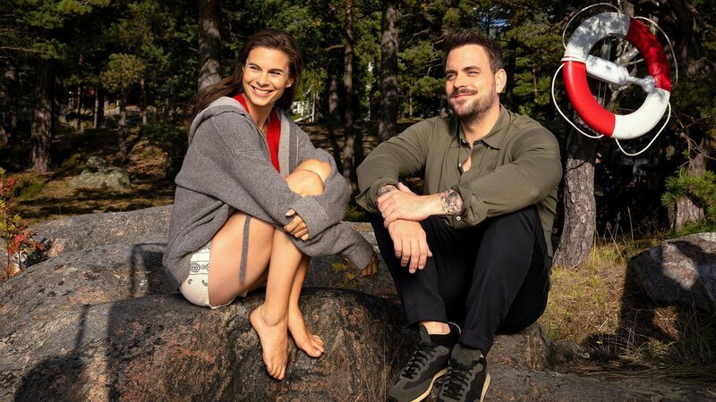 Inga Lindström – Die Süsse des Lebens Fast verliebt: Hanna Mall als Juna, Marc Barthel als Emil. – Bild: SRF/​ZDF