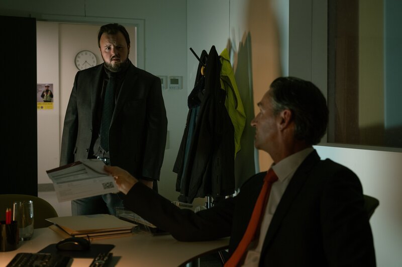 Der Londoner Polizist DS Max Drummond (John Bradley, l.) wird von seinem Vorgesetzten DCI Kilroy (Charles Mayer, r.) zu einem Spezialeinsatz nach Sydney beordert. – Bild: ZDF und Daniel Asher Smith