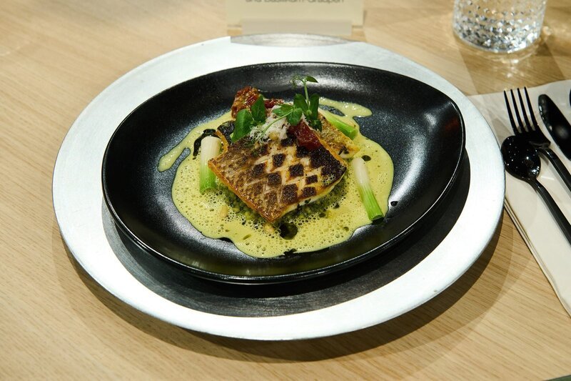 Tagesmotto: „Silvester-Menü“: Wolfsbarsch mit Zitronengras-Currysauce, jungem Lauch und Basilikum-Graupen; Zwischengang von Karlheinz Hauser – Bild: ZDF und Gunnar Nicolaus